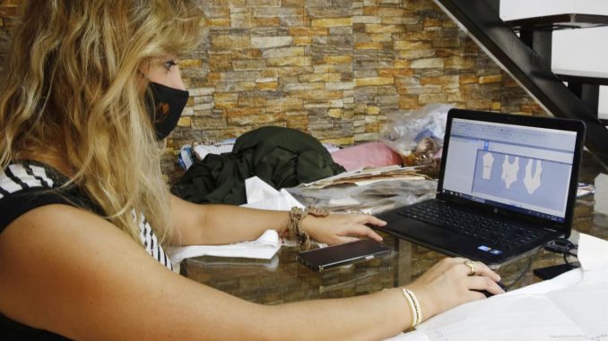La diseñadora y creadora de la empresa Anauell Swimwear, Paula Andrea Suaza, trabaja en diseños de su marca, el 6 de agosto de 2021, en Medellín (Colombia). EFE/ Luis Eduardo Noriega A.