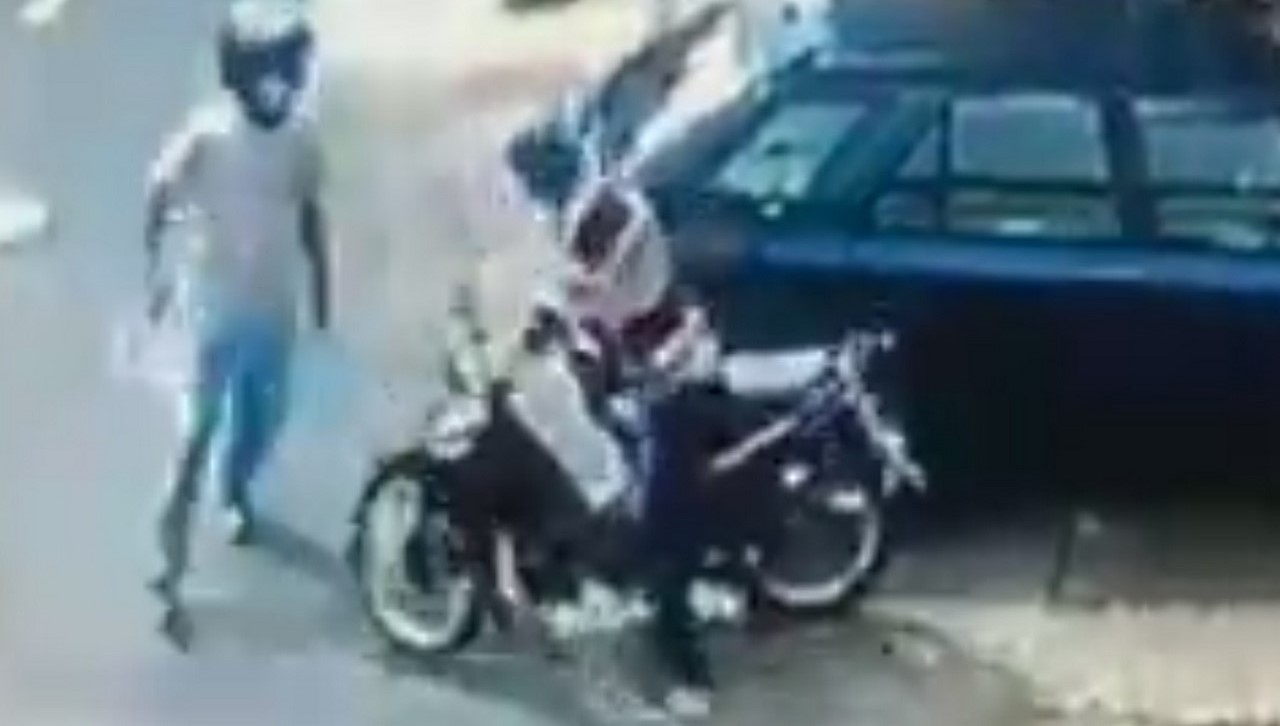 Casi se le roban la moto a un hombre en Pedregal