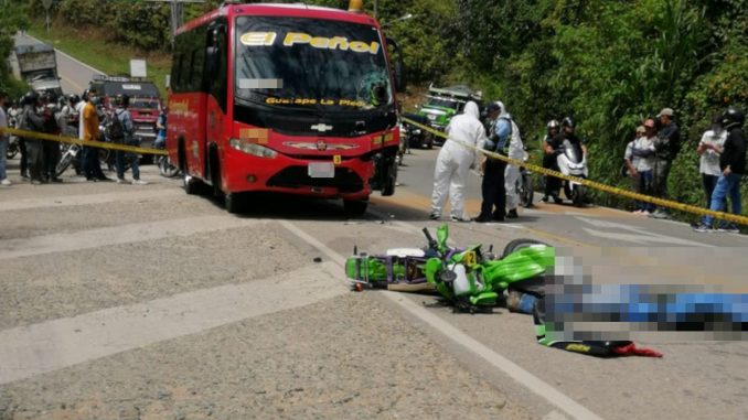 Un motociclista murió al chocar de frente con una buseta en la vía El Peñol – Guatapé Un motociclista murió al chocar de frente con una buseta en la vía El Peñol – Guatapé
