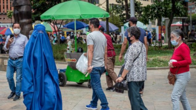 mujer con burka en el centro de medellin burka