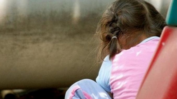 niña abusada pequeña profesora