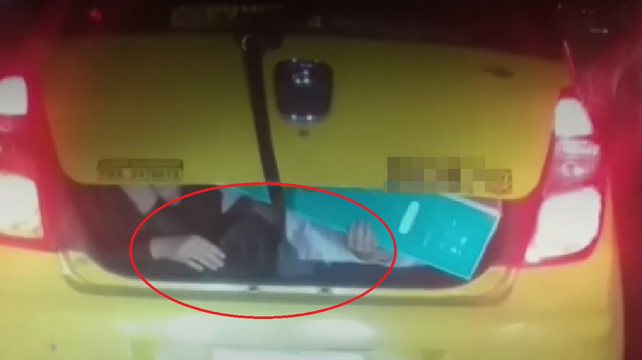 Pillaron a un taxista transportando dos niñas en el baúl