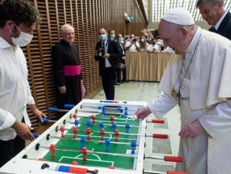 El Papa Francisco jugó un 'picadito' de 'futbolito' 1 El Papa Francisco jugó un picadito' de 'futbolito'