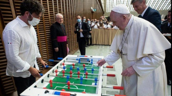 El Papa Francisco jugó un picadito' de 'futbolito' El Papa Francisco jugó un picadito' de 'futbolito'