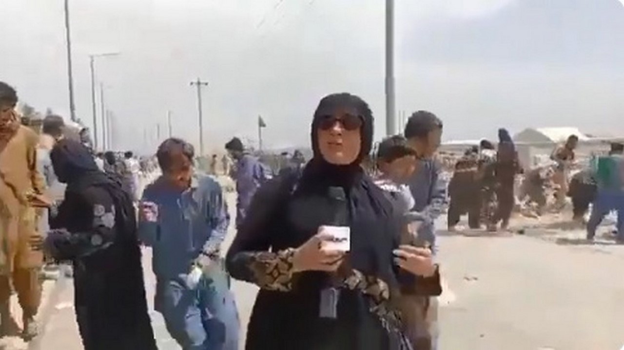 En medio de las ráfagas de disparos, periodista continuó su transmisión en Kabul