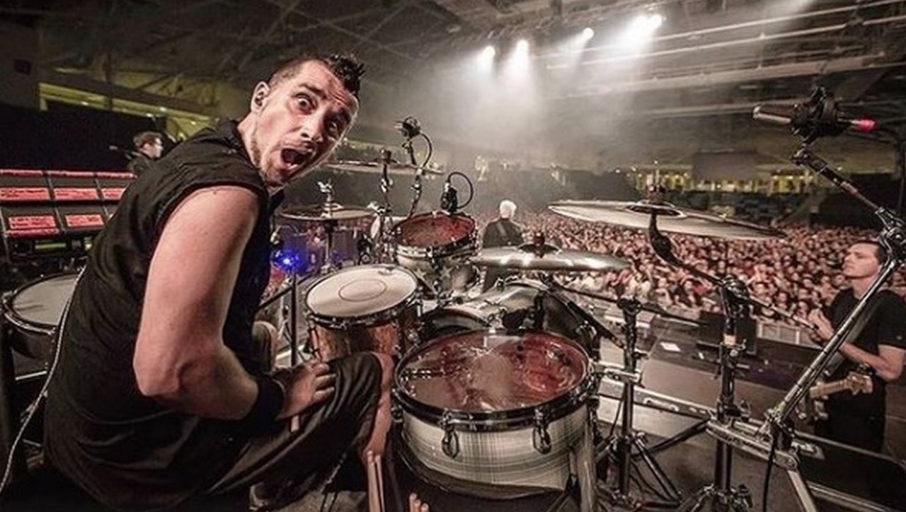 Pete Parada, baterista de The Offspring, es despedido del grupo por negar se a ponerse la vacuna