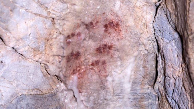Detalle de una de las pinturas en la cueva de Ardales (Málaga). EFE/Daniel Pérez/Archivo Pintura Rupestre
