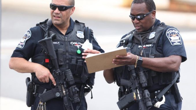 Vista de autoridades realizando labores de seguridad en inmediaciones de las oficinas del Pentágono, en Arlington, donde se registró un tiroteo, este 3 de agosto de 2021.EFE/Jim Lo Scalzo Pentágono