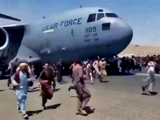Hallan restos humanos de afganos que se colgaron en el tren de aterrizaje de un avión para huir 1 restos