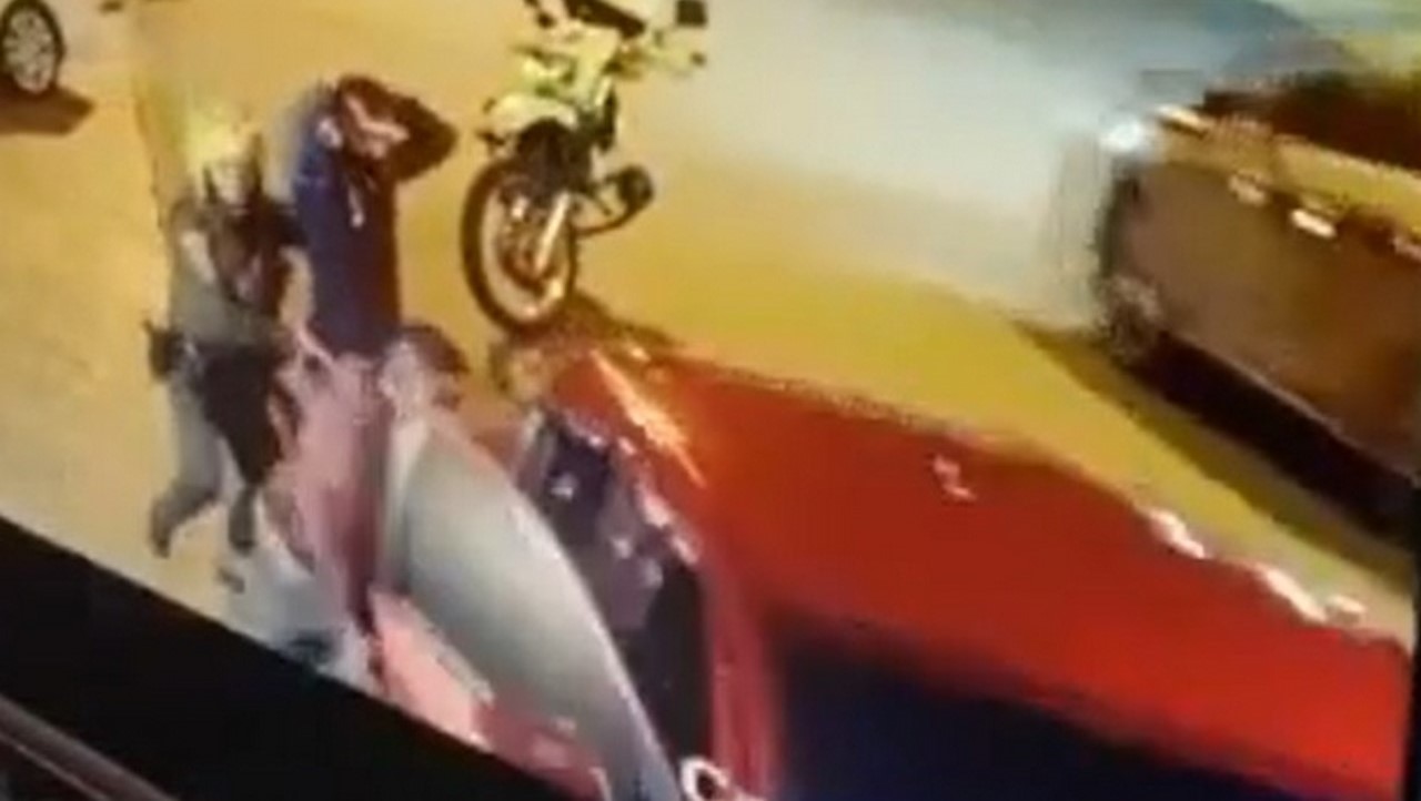 Robo en El Poblado: mientras requisaban a uno, se les volaron dos en un carro