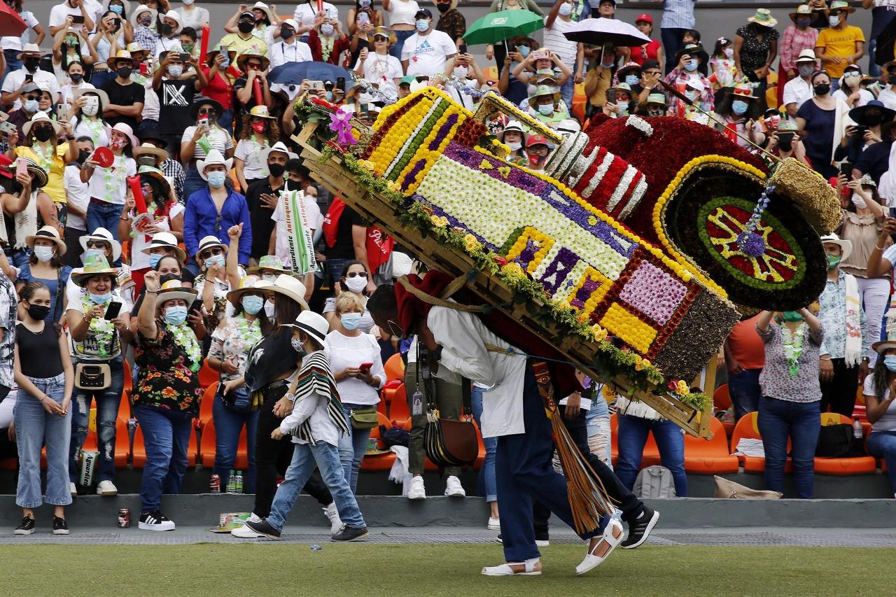 FOTOS: Los silleteros se reencuentran con Medellín en un desfile que recuperó el alma 1 silleteros2
