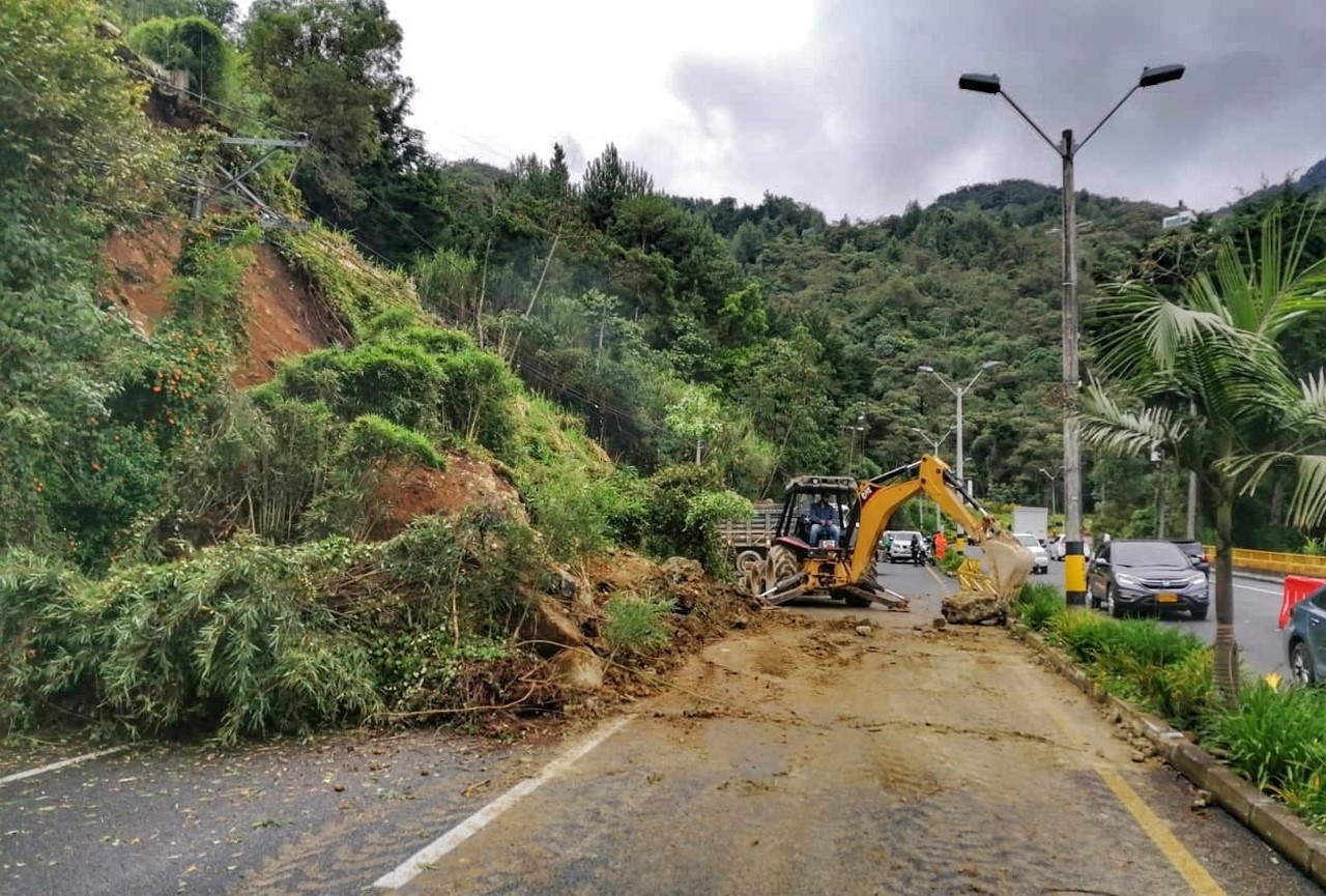 ¡Solucionado! Retiran el talud de tierra que cayó en Las Palmas, y habilitan la vía 1 Talud de tierra en Las Palmas