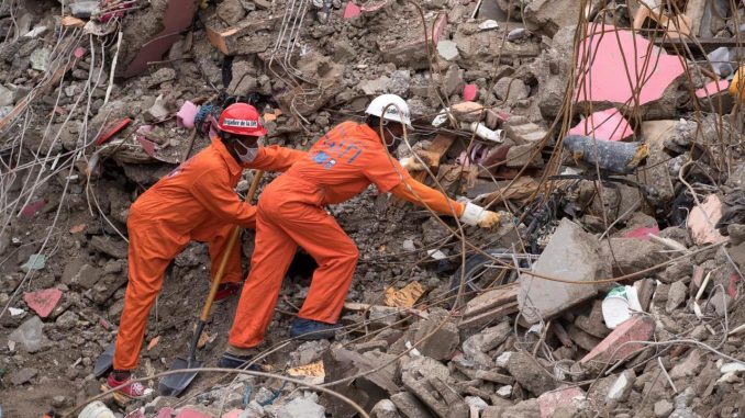 Rescatistas trabajan en labores de búsqueda y rescate de víctimas y/o sobrevivientes del terremoto que sacudió al país el sábado 14 de agosto de 2021, hoy, en Les Cayes (Haití). EFE/ Orlando Barría Haití