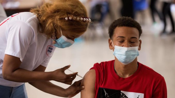 Un hombre recibe una dosis de una vacuna contra la covid-19, en Santo Domingo (República Dominicana). EFE/Orlando Barría/Archivo Latinoamérica
