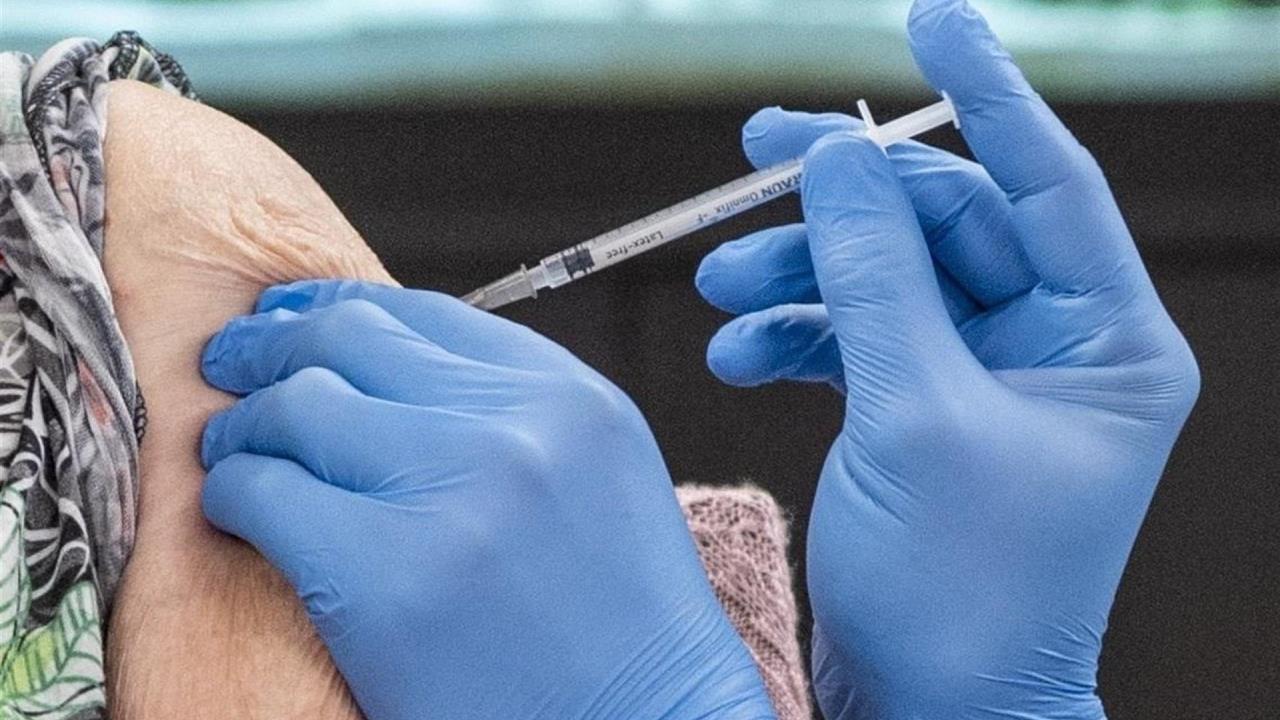 Mayores de 70 años ya pueden ir a ponerse la tercera dosis sin cita