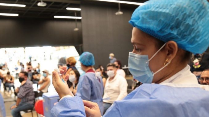 Ya están aplicando segundas dosis de Sinovac en Medellín