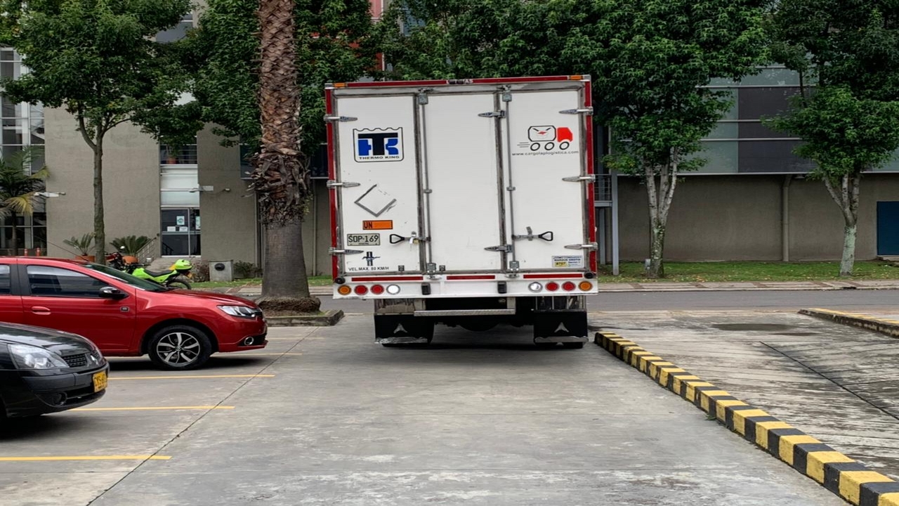 ¡Ya llegaron! Colombia recibió el primer lote de vacunas de Moderna 6 vacunas