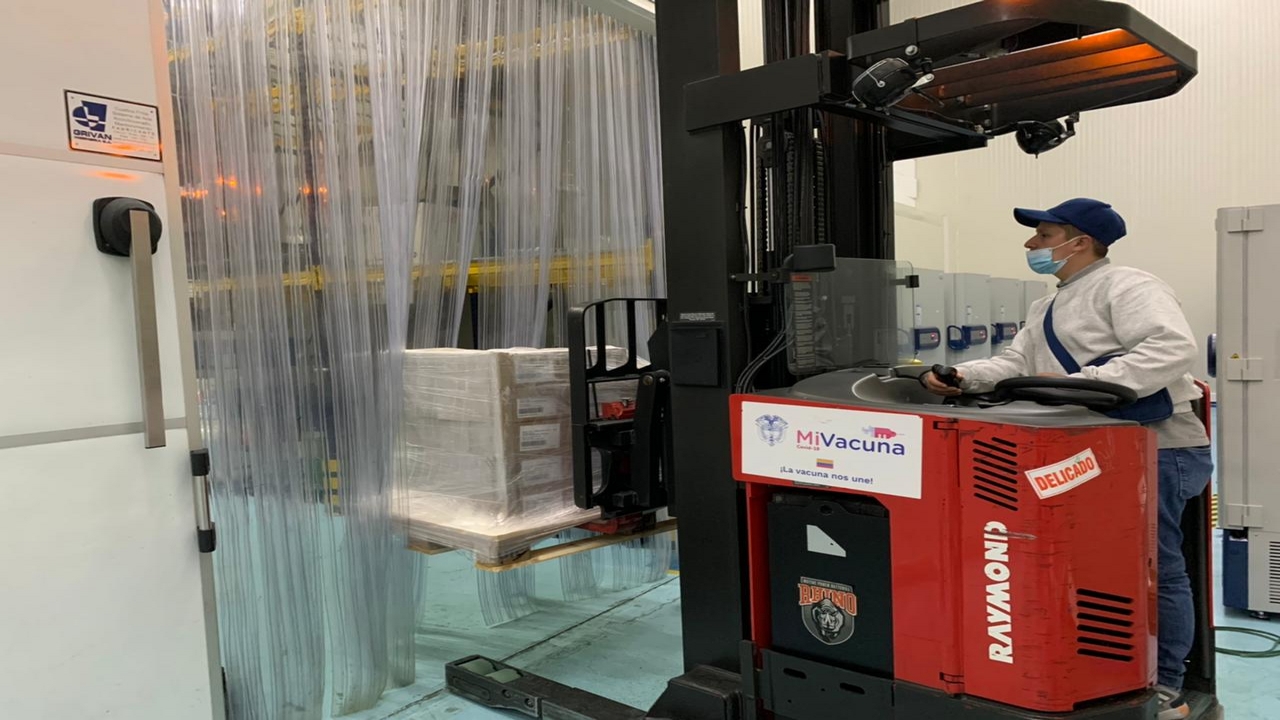 ¡Ya llegaron! Colombia recibió el primer lote de vacunas de Moderna 2 vacunas