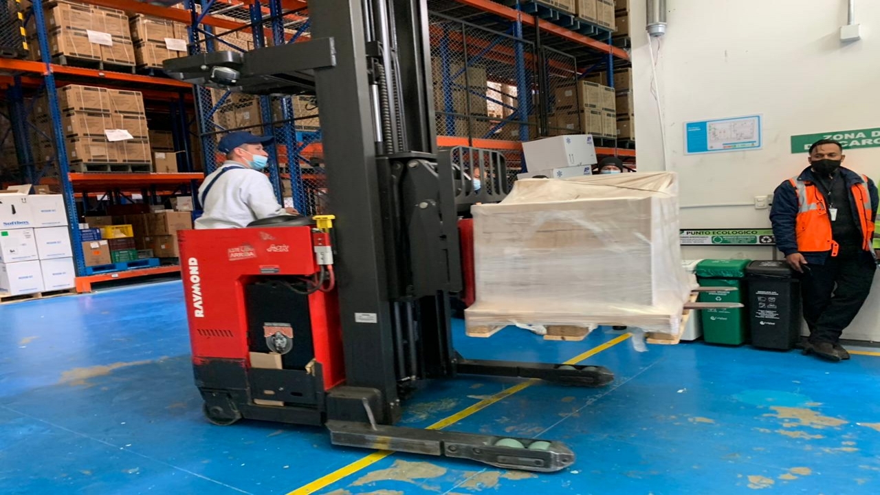 ¡Ya llegaron! Colombia recibió el primer lote de vacunas de Moderna 3 vacunas