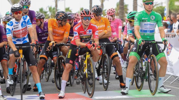 El líder de la montaña, el italiano del Bahrain-Victorious Damiano Caruso (i), y el líder de la clasificación general, el esloveno del Jumbo-Visma Primoz Roglic (c), y el holandés Fabio Jakobsen (d) (Deceuninck-Quick Step), maillot verde de la carrera, antes de la décima etapa de LaVuelta Ciclista a España, que transcurre este lunes entre Roquetas de Mar, en Almería, y Rincón de la Victoria, con 189 km. EFE/Manuel Bruque Vuelta a España