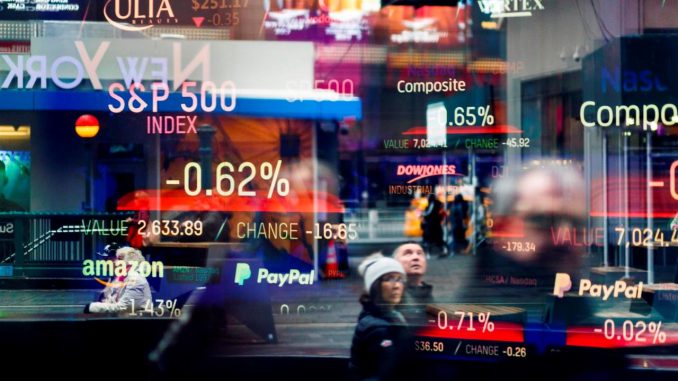Wall Street cerró en terreno mixto este miércoles y su principal indicador, el Dow Jones de Industriales, bajó un 0,92 % tras conocerse unos datos de empleo peores de lo previsto durante julio. EFE/Archivo Wall Street
