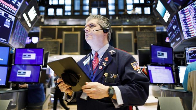 Corredores trabajan en la Bolsa de Nueva York. EFE/Justin Lane/Archivo Wall Street