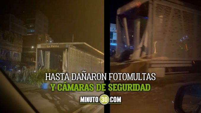 2-policias-heridos-camaras-y-hasta-una-estacion-del-Metroplus-destruida-el-balance-del-paro-en-Medellin Paro