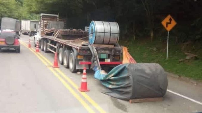 A un vehículo en movimiento se le cayó la carga