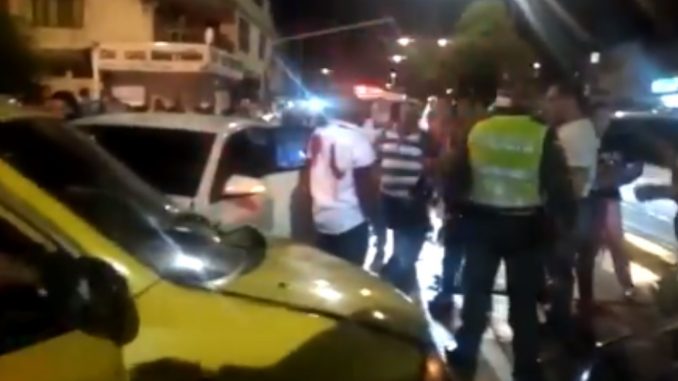 ¡Qué rabia! Conductor en Cali intentó huir de un atraco pero se accidentó, los delincuentes lo alcanzaron y le dieron cinco puñaladas ¡Qué rabia! Conductor en Cali intentó huir de un atraco pero se accidentó, los delincuentes lo alcanzaron y le dieron cinco puñaladas