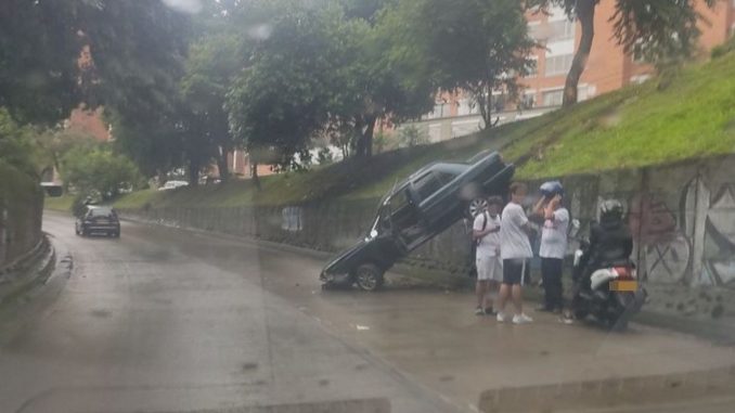 Conductor perdió el control del vehículo y chocó de frente con la Autopista Conductor perdió el control del vehículo y chocó de frente con la Autopista