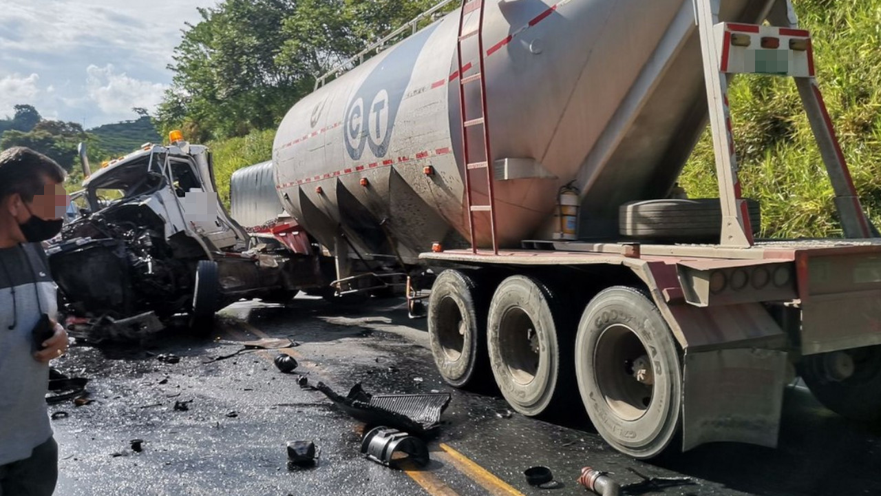[Fotos] Dos tractomulas chocaron de frente entre la vía Medellín - Manizales