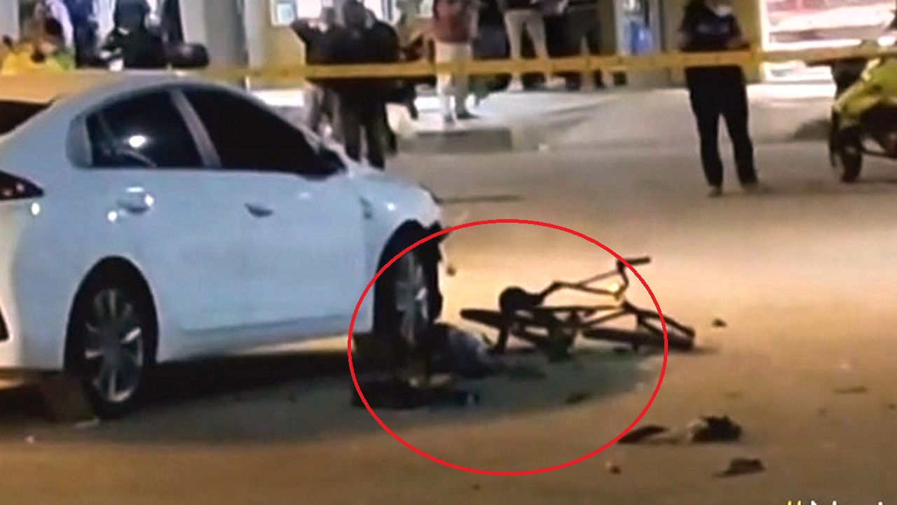 Carros se chocaron y arrollaron a dos niños en bicicleta, uno murió