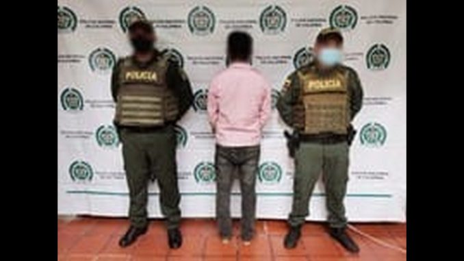 Borracho se puso a pelear con otro y lo capturaron Borracho se puso a pelear con otro y lo capturaron