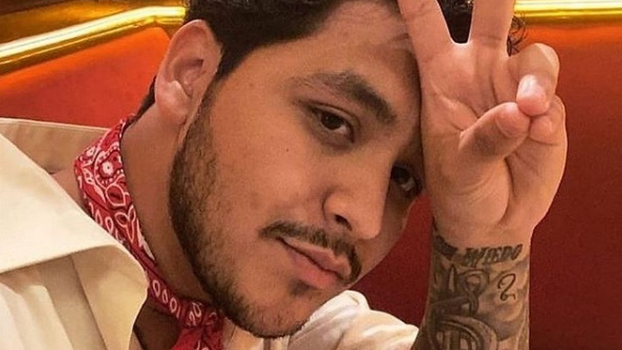 Critican a Christian Nodal por tener a un mono araña, un animal en peligro de extinción