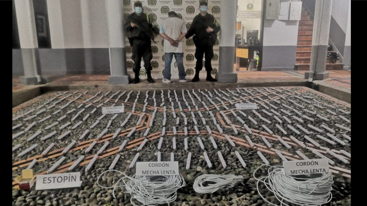 [Video] ¡Qué peligro! Un hombre transportaba en una camioneta barras de explosivos