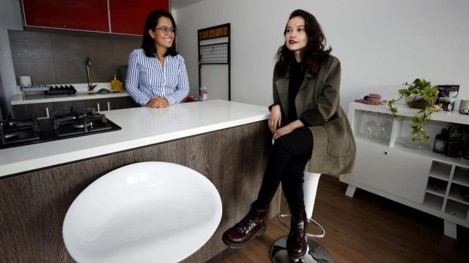 Las publicistas Johana Guerra (i) y Lina Piñeros posan durante una entrevista con Efe el 31 de agosto de 2021 en Bogotá (Colombia) iniciativas como la campaña "Arriendo libre de estereotipos". EFE/ Mauricio Dueñas Castañeda LGBTIQ