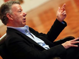 Juan Manuel Santos causa polémica en las redes con camiseta 1 Santos