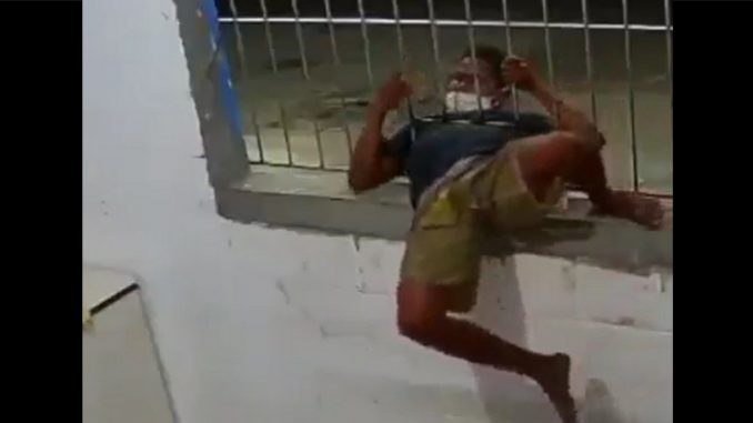 ¡Quedó grabado! Por un hueco se metió este ladrón y se robó dos celulares ¡Quedó grabado! Por un hueco se metió este ladrón y se robó dos celulares