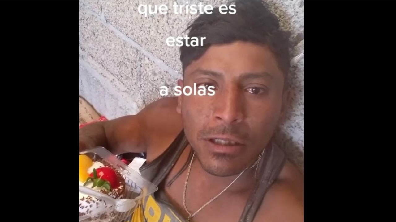 Hombre lloró al celebrar su cumpleaños solo y su video se viralizó