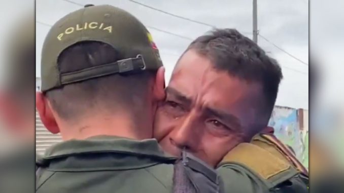 Lo-rescate-del-infierno-Policia-que-encontro-a-su-hermano-perdido-por-mas-de-20-anos-durante-un-patrullaje-en-Bogota "Lo rescate del infierno", Policía que encontró a su hermano perdido por más de 20 años durante un patrullaje en Bogotá