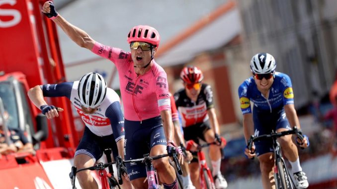 El ciclista danés Magnus Cort (c), del equipo EF Education-NIPPO, celebra la victoria de la decimonovena etapa de la Vuelta de España, este viernes, disputada entre Tapia (Asturias) y Monforte de Lemos, con un total de 191,2 km de recorrido. EFE/Manuel Bruque Magnus Cort