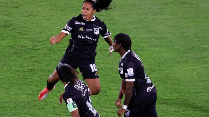 Manuela Pavi (arriba), del Cali, fue registrada este martes al celebrar un gol que le anotó al Santa Fe, durante el partido de ida de la final de la Liga Profesional Femenina de fútbol en Colombia, en el estadio El Campín, en Bogotá (Colombia). EFE/Mauricio Dueñas Manuela Pavi