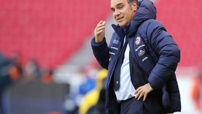 El entrenador Martín Lasarte de Chile dirige a sus jugadores contra Ecuador durante un partido por las eliminatorias sudamericanas al Mundial de Catar 2022, en el estadio Rodrigo Paz Delgado en Quito (Ecuador). EFE/ José Jácome /POOL Colombia