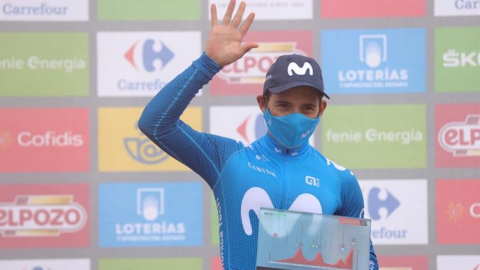 El colombiano del Movistar, Miguel Ángel López, enel podio tras imponerse en la decimoctava etapa de la Vuelta disputada, este jueves, entre Salas (Asturias) y el Alto de Gamoniteiru (Asturias), con un total de 162,6 km de recorrido. EFE/Manuel Bruque