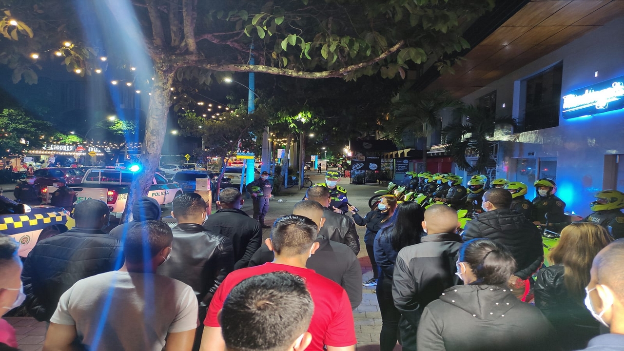 Policía de Medellín lanzó la estrategia 'Cazador' para frenar los hurtos en restaurantes 3 Policía