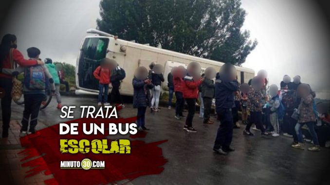 Que-angustia-Bus-que-transportaba-30-ninos-se-volco-en-carretera Bus