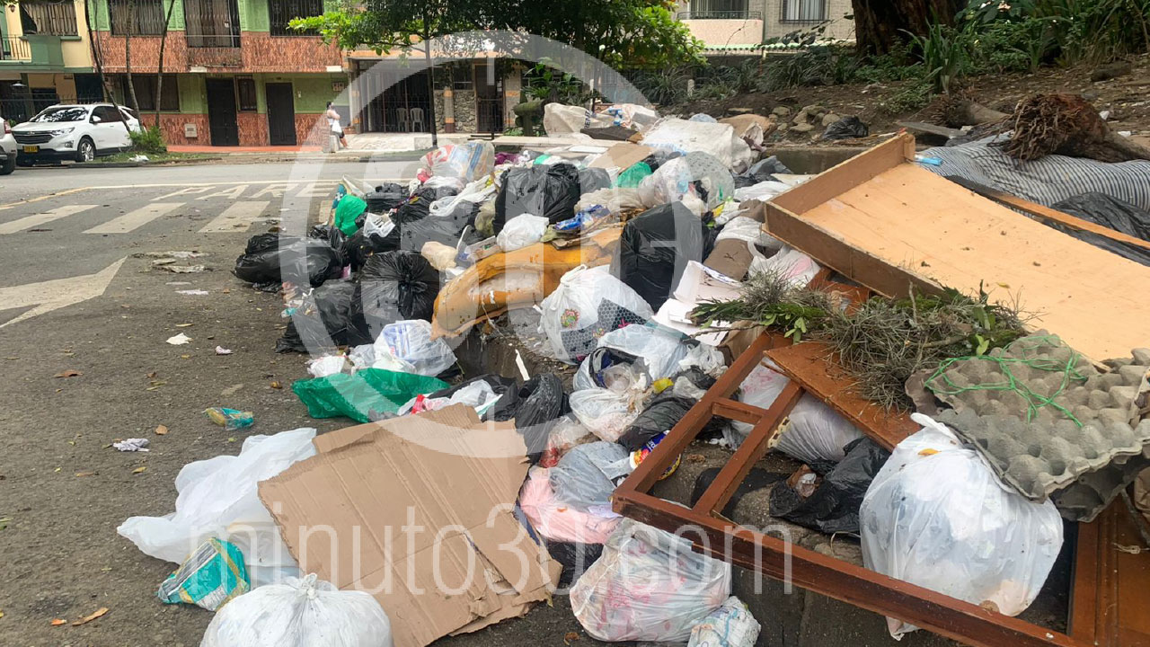 Fotos y video: ¡Qué cochinada! denuncian gran 'arrume' de basuras en una esquina de Santa Lucía 1 Que cochinada denuncian gran arrume de basuras en una esquina de Santa Lucia 1