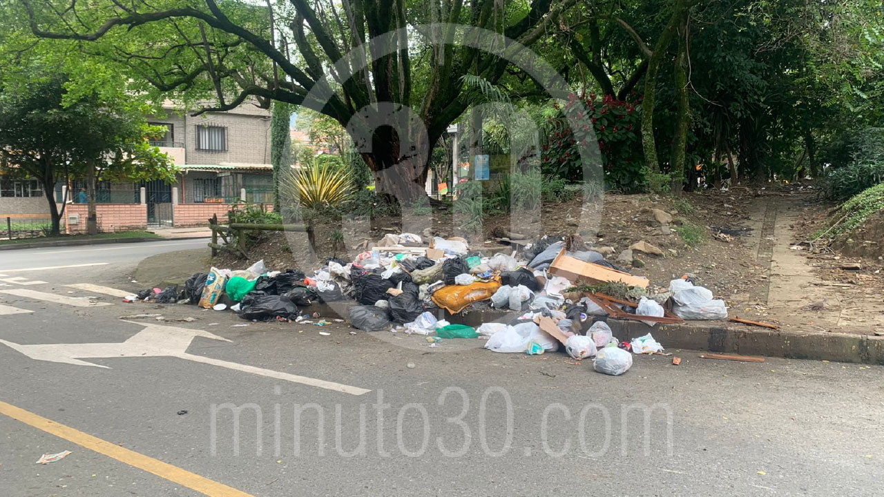 Fotos y video: ¡Qué cochinada! denuncian gran 'arrume' de basuras en una esquina de Santa Lucía 2 Que cochinada denuncian gran arrume de basuras en una esquina de Santa Lucia 2
