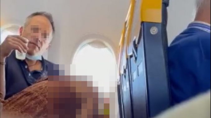 En pleno vuelo los pillaron teniendo relaciones sexuales En pleno vuelo los pillaron teniendo relaciones sexuales