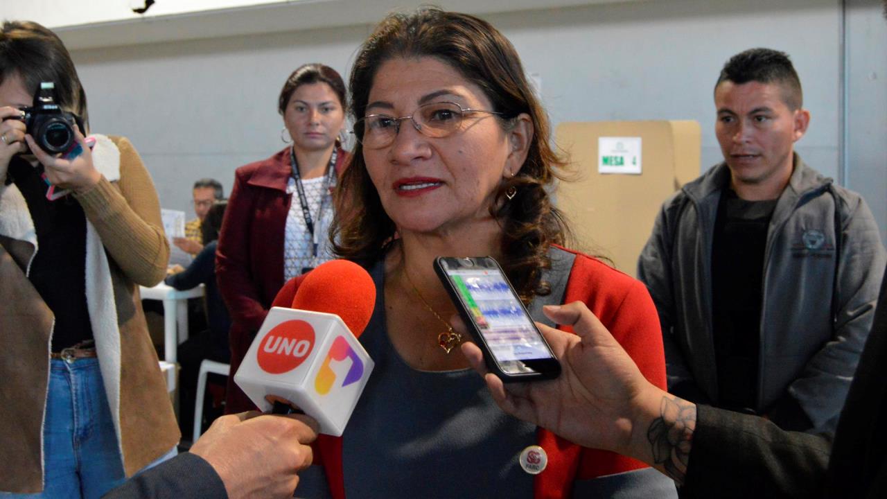 Vaya y le da un besito también… Senadora petrista derrochó amor para felicitar en su cumpleaños a Maduro